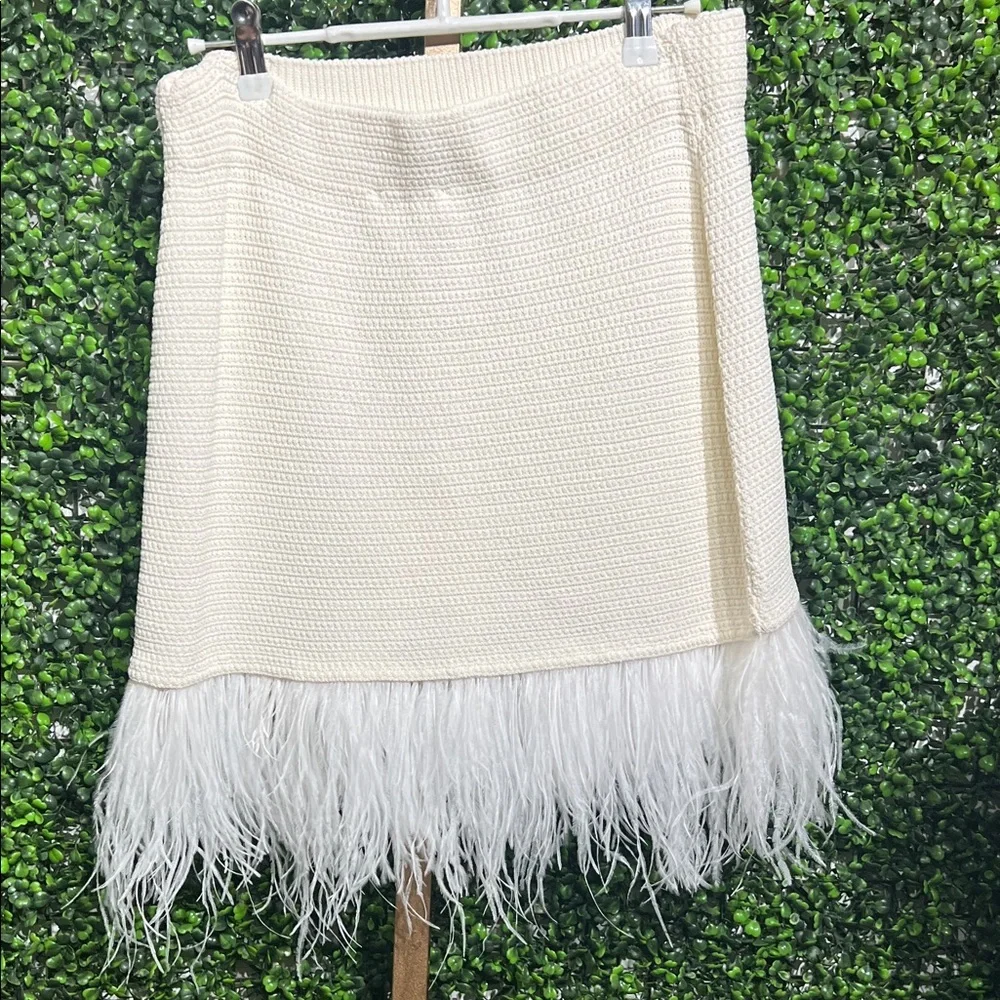 FRAME RT: $500 White Ostrich Feather Trim Crochet Mini Skirt Size Medium​